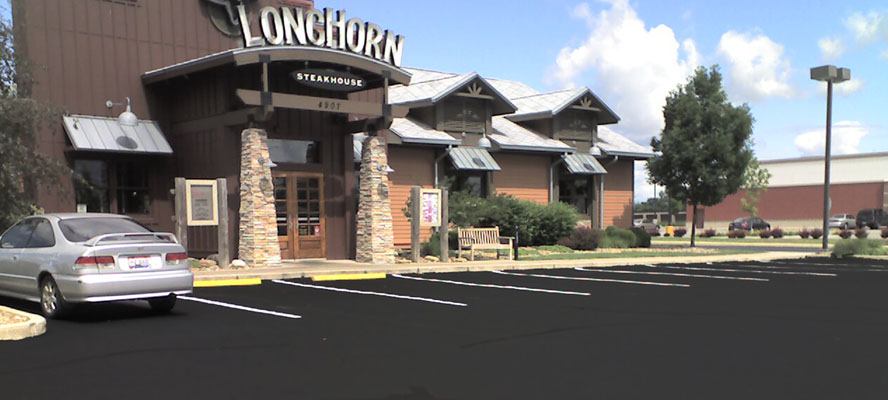 A Longhorn restaurant parking lot that clearly benefits from our asphalt paving maintenance.